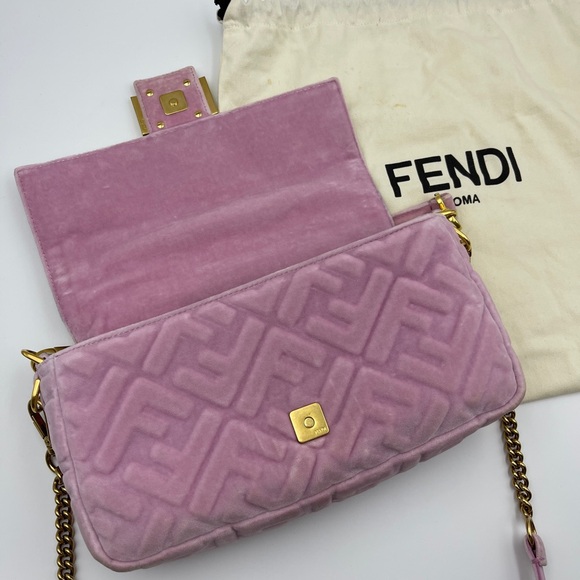 Fendi Baguette Velvet medium size Handbag In
Pink valentine limited edition - Picture 3 of 13